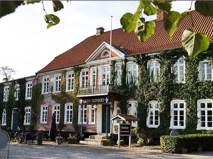 Overnatning for 2 på Gram Slotskro