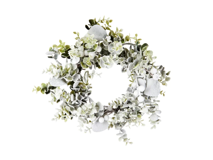 En frostet grøn og hvid krans lavet af eukalyptusblade og små hvide bær, arrangeret i en cirkulær form på en hvid baggrund.