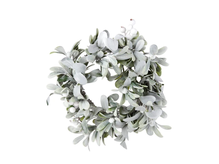 En rund krans af frostede grønne blade og små hvide bær, arrangeret i et cirkulært mønster mod en hvid baggrund.