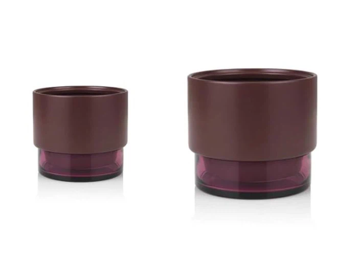 To rødbrune og transparente glaspotter i forskellige størrelser, begge med cylindriske former og blank overflade, udstillet på en hvid baggrund.