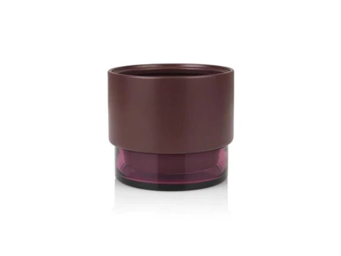 Et moderne, cylindrisk rødbrunt og gennemsigtigt glas på en hvid baggrund.