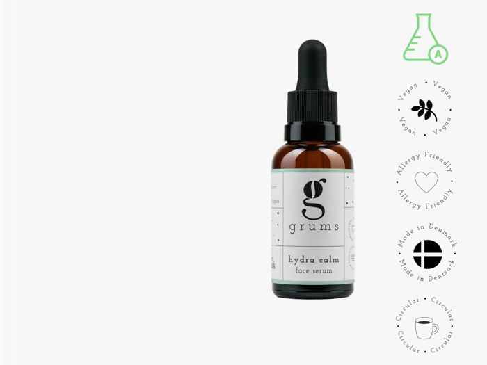 En brun glasdråbeflaske mærket grums hydra calm face serum med ikoner, der angiver vegansk, allergivenlig, danskproduceret og cirkulær økonomi på en hvid baggrund.