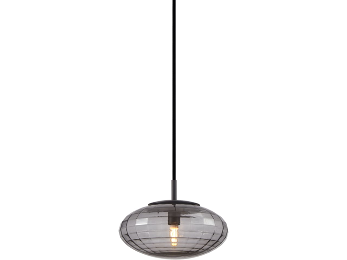En moderne pendel med en rund, røgfarvet glasskærm hænger fra en lang sort ledning med en synlig glødende pære indeni.