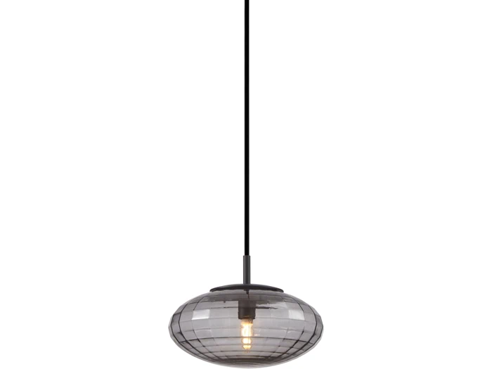 En moderne pendel med en rund, røgfarvet glasskærm hænger fra en lang sort ledning med en synlig glødende pære indeni.