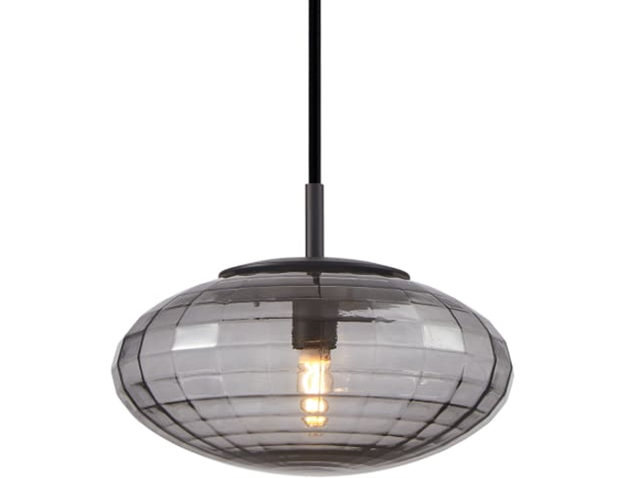En moderne pendel med en rund, røggrå glasskærm og en synlig pære indeni, der hænger i en sort ledning.