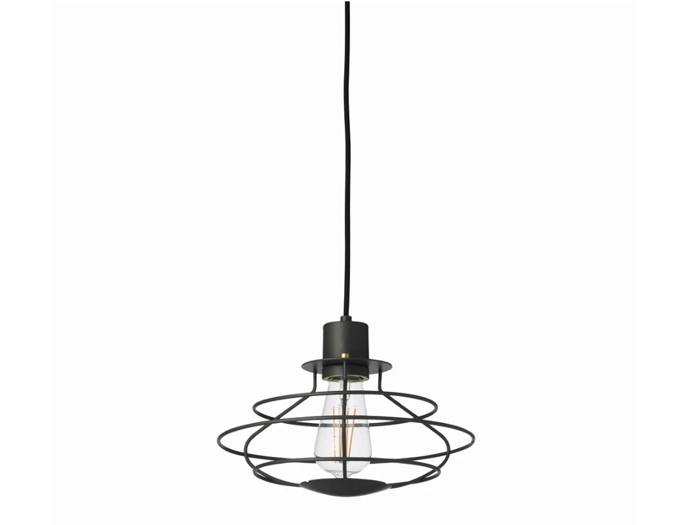 En moderne pendel med en sort trådburskærm og en synlig pære, der hænger i en sort ledning mod en hvid baggrund.