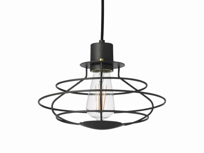 En sort pendellampe i industriel stil med et metaltrådsbur, der omgiver en synlig pære, som hænger i en ledning.