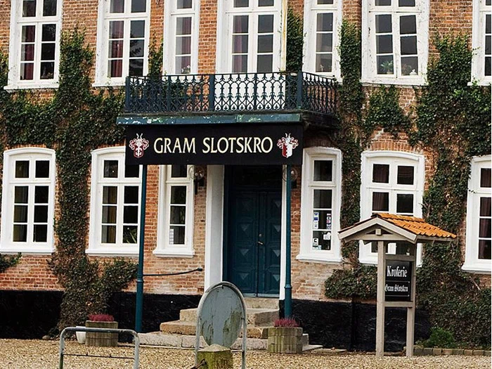 Romantikophold m/3-retters menu på Gram Slotskro 