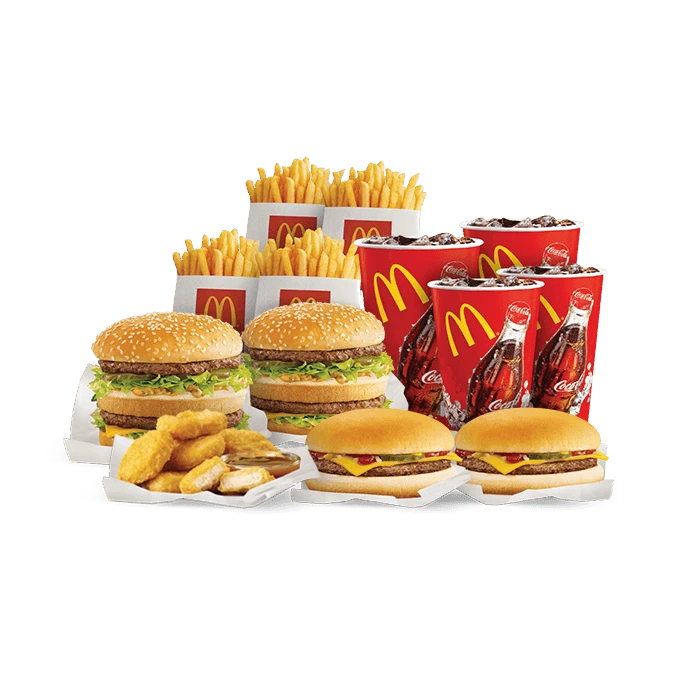 Et McDonald's-måltid med to Big Macs, to cheeseburgere, chicken nuggets, tre pommes frites og tre kopper sodavand, alt sammen på en almindelig baggrund.