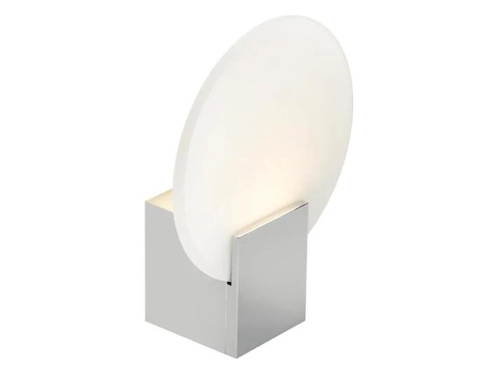 En moderne bordlampe med en firkantet sølvfod og en stor, rund, matteret hvid glasskærm, der er vinklet opad.