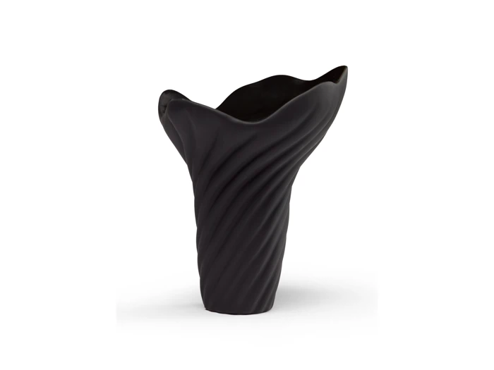 En mat sort, skulpturel vase med et snoet, bølget design og en ujævn, organisk kant, set på en hvid baggrund.