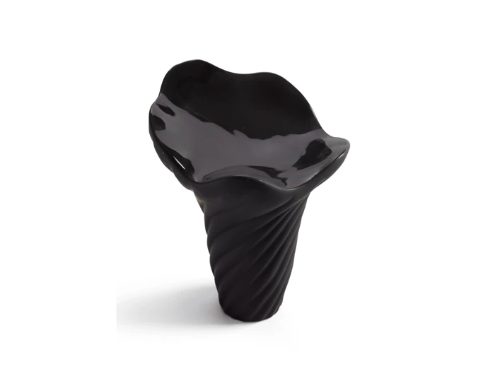 En skinnende sort, skulpturel vase med en udvidet, bølget kant og en snoet, struktureret fod, vist på en hvid baggrund.