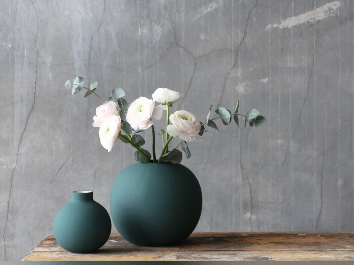 2 stk. Ball vaser i dark green keramik fra Cooee Design