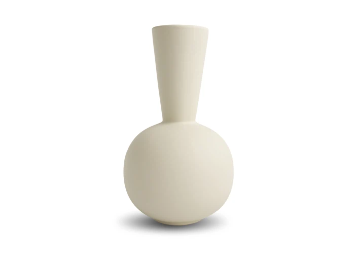 Mat, off-white keramisk vase med rund bund og en høj, smal hals, afbildet på en ensfarvet hvid baggrund med en blød skygge nedenunder.