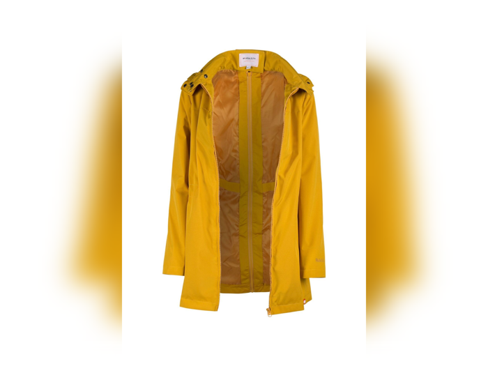 En gul regnjakke med hætte, hvor fronten er åben og afslører et lysebrunt inderfor, vist på en hvid baggrund.