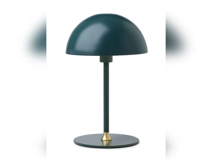 En moderne bordlampe med en mørkegrøn kuppelformet skærm, et slankt skaft, en rund fod og en lille guldaccent nær foden på en hvid baggrund.