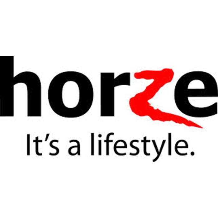 Logo med sort tekst horze, hvor bogstavet z er rødt og stiliseret, over sloganet Its a lifestyle. på hvid baggrund.