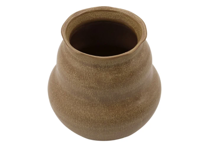 En brun, rund, håndlavet lerkrukke med en bred krop og smal åbning, set ovenfra på en hvid baggrund.