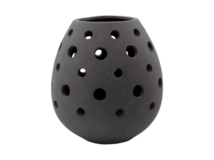 En rund, matsort keramikvase med mange cirkulære huller i forskellige størrelser, der dækker overfladen.