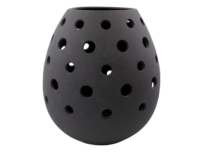 En rund, matsort vase med en række jævnt fordelte cirkulære huller, der dækker overfladen.