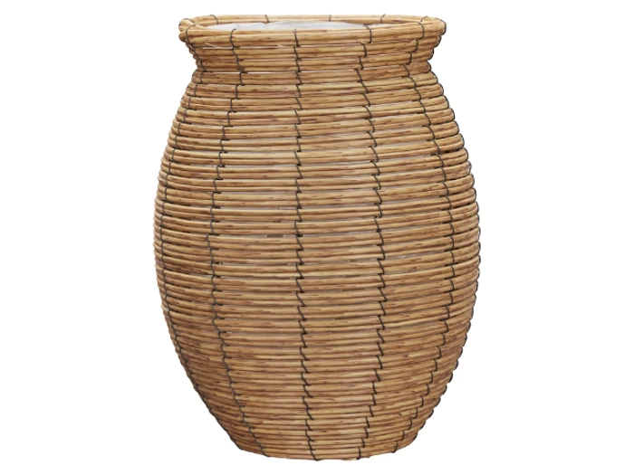 En stor, afrundet fletkurv med en smal åbning, lavet af lysebrunt vævet materiale og lodrette mørkebrune detaljer.