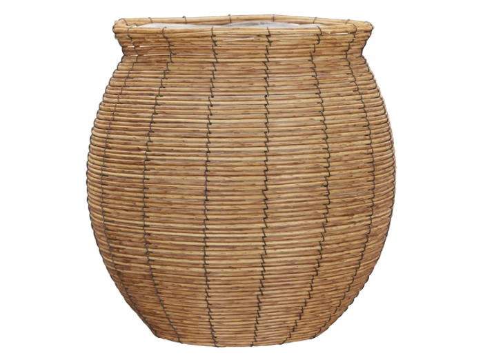 En rund, bred, solbrun fletkurv med lodrette og vandrette flettede mønstre, en let udvidet kant og en naturlig finish.