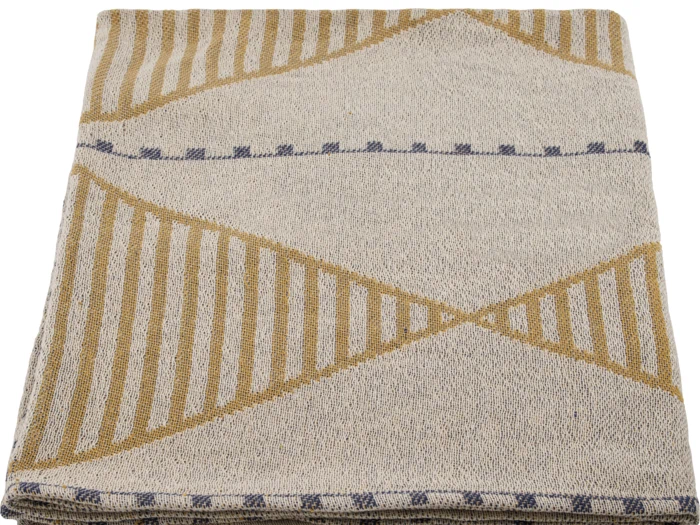 Et foldet beige tekstil med geometriske mønstre i sennepsgul og blå, med striber og trekantede former.