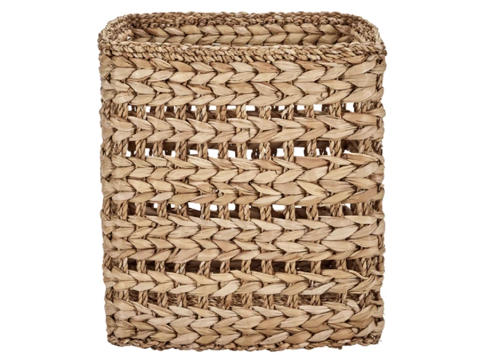 En firkantet, flettet kurv lavet af naturligt strå eller søgræs med en tyk, flettet struktur og en åben top.