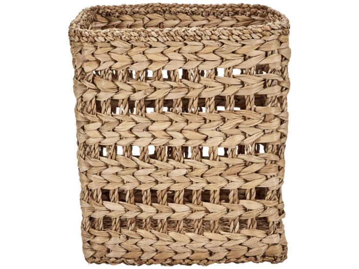 Rektangulær flettet kurv lavet af naturligt strå eller flet med et åbent, luftigt vævemønster.