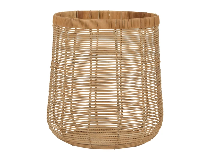En høj, rund, flettet kurv af lysebrun rattan med et åbent vævemønster og en bred åbning i toppen.