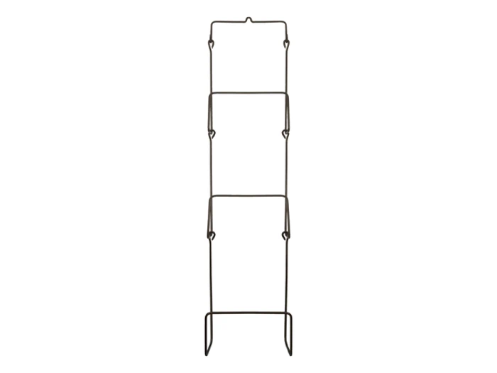 Et højt, smalt trådstativ i tre etager med kroge og stativer, fotograferet mod en hvid baggrund.