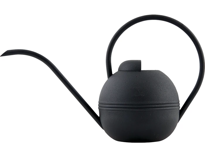 En moderne, sort vandkande med en rund krop, en lang, buet tud og et stort, rundt håndtag.