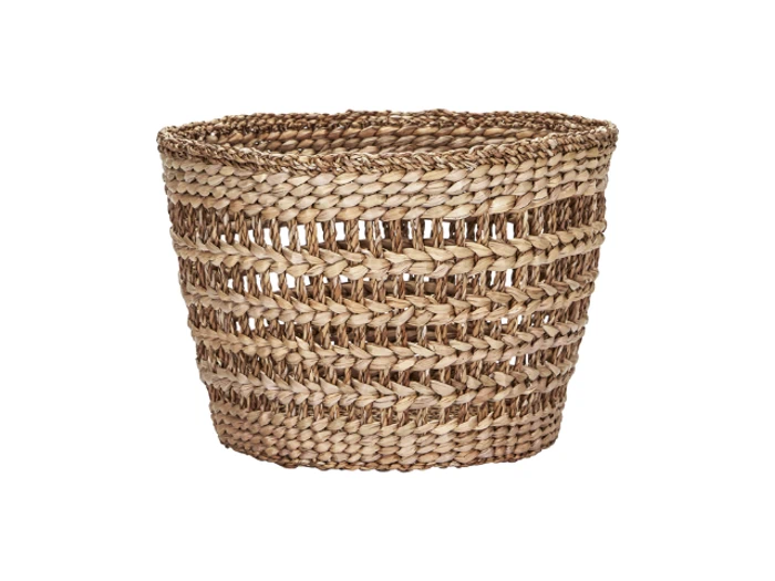 En flettet, lysebrun kurv med bred åbning og flettet tekstur på en almindelig hvid baggrund.