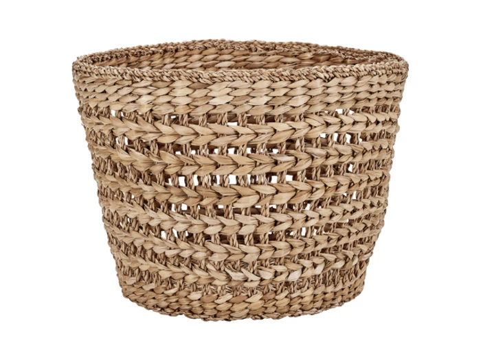 En rund, flettet kurv i en naturlig lysebrun farve med åben top og struktureret mønster.