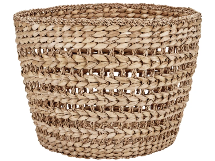 En rund, vævet kurv af naturlige, solbrune fibre med åben top og synligt strukturmønster.