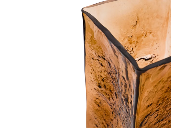Nærbillede af en struktureret, kantet, bronzefarvet vase med en firkantet åbning på en hvid baggrund.