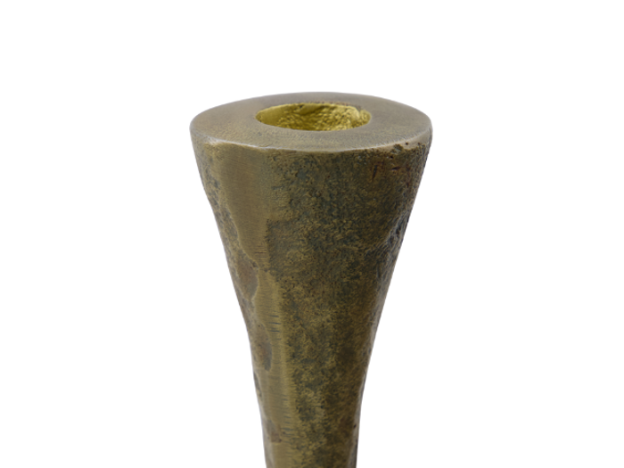 Et nærbillede af en konisk, struktureret bronze- eller messinggenstand med en hul åbning i toppen mod en hvid baggrund.