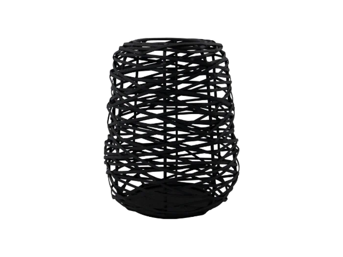 En sort, åbent vævet kurv eller lanterne lavet af sammenflettede strimler, der skaber en rund, burlignende form mod en hvid baggrund.
