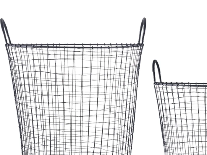 To høje, sorte trådkurve med håndtag på hver side, en større og en mindre, på en hvid baggrund.