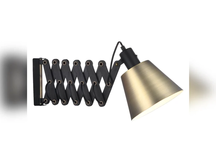 En væghængt lampe med en kegleformet messingskærm og en justerbar, sort arm i harmonikastil.