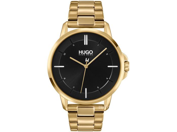 Et Hugo Boss-armbåndsur i guld med sort urskive, minimale hvide timemarkeringer og en matchende metalrem i guld.