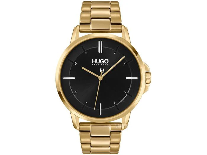 Et Hugo Boss-armbåndsur i guld med sort urskive, minimale hvide timemarkeringer og en matchende metalrem i guld.