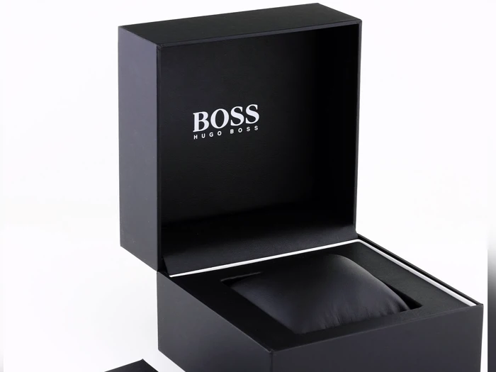 En sort Hugo Boss-æske er åben og afslører et polstret indre, der er designet til at rumme et luksusur eller tilbehør.