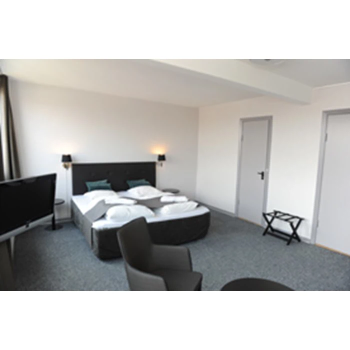 Overnatning for 2 personer i stort dobbeltværelse på Hotel Vojens