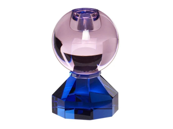 Et dekorativt glasobjekt med en kugleformet pink top og en facetteret blå bund på en hvid baggrund.