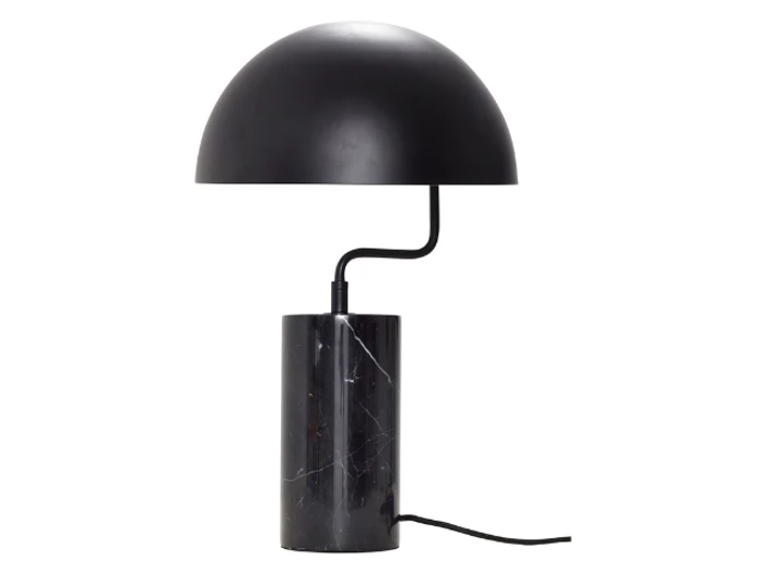 En moderne bordlampe med en sort kuppelformet skærm og en cylindrisk sort marmorfod, forbundet med en buet metalstamme med en synlig netledning.
