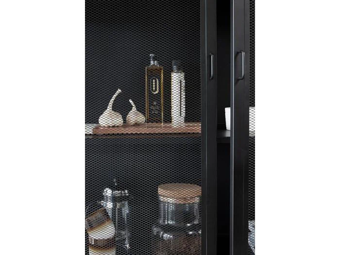 På hylderne i et metalskab med netlåger står der hvidløgsløg, en flaske olie, en glasbeholder og krukker med trælåg.