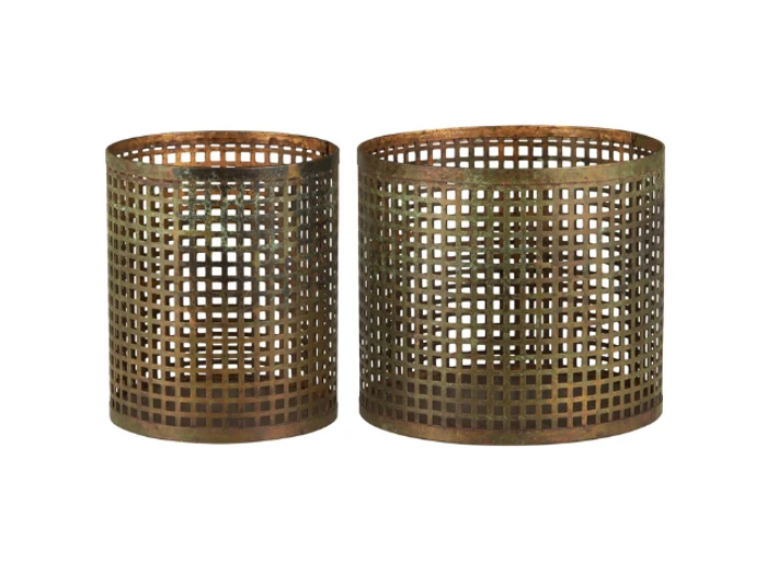 To runde metalkurve med gittermønster og rustik bronzefinish, den ene lidt mindre end den anden, placeret side om side på en hvid baggrund.