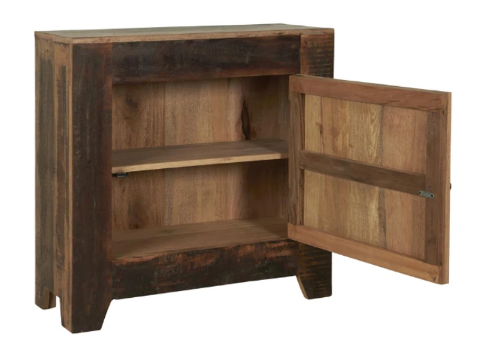 Et rustikt træskab med en åben dør, der afslører en enkelt indvendig hylde og tom opbevaringsplads indeni.