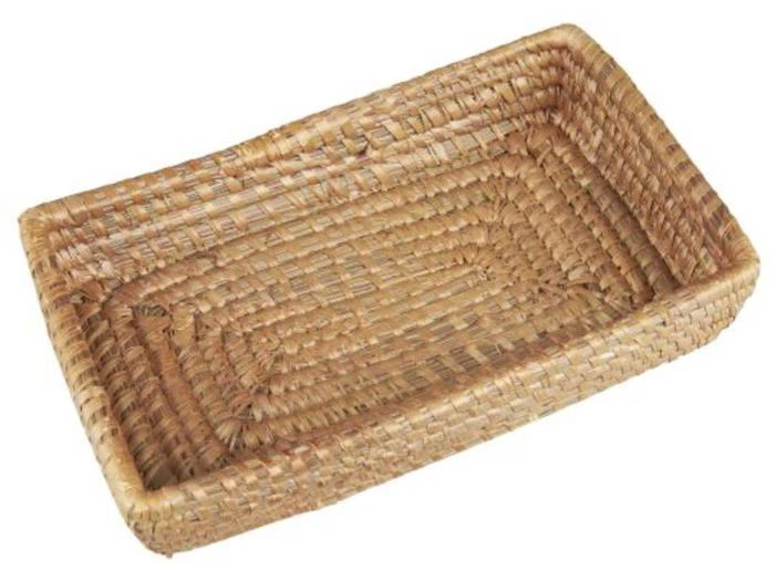 En rektangulær, lavvandet kurv lavet af naturfarvede, flettede fibre, vist på en hvid baggrund.
